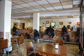 Bar Hostal arias, con coleres blanco marrón como principales en su decoración